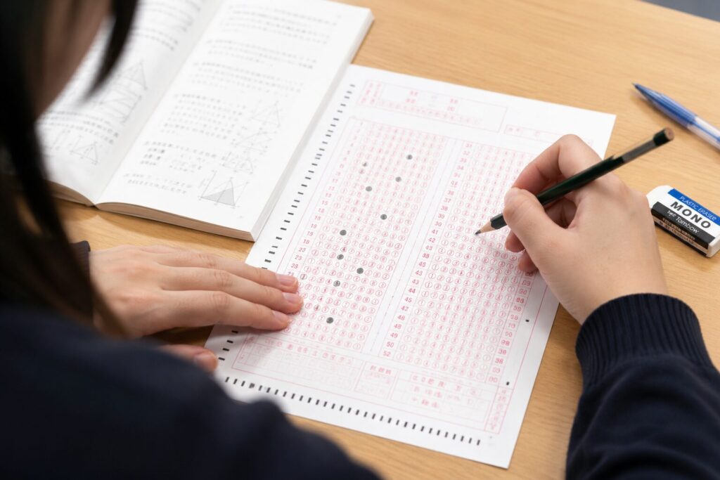 マークシートの解答欄を確認する手元