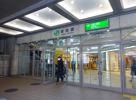 仙台駅1F入口左手のエスカレーター